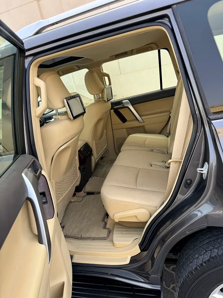 Toyota Prado // VXR // Gcc space // Model 2017 // No Accident // Good conditions - Image 5