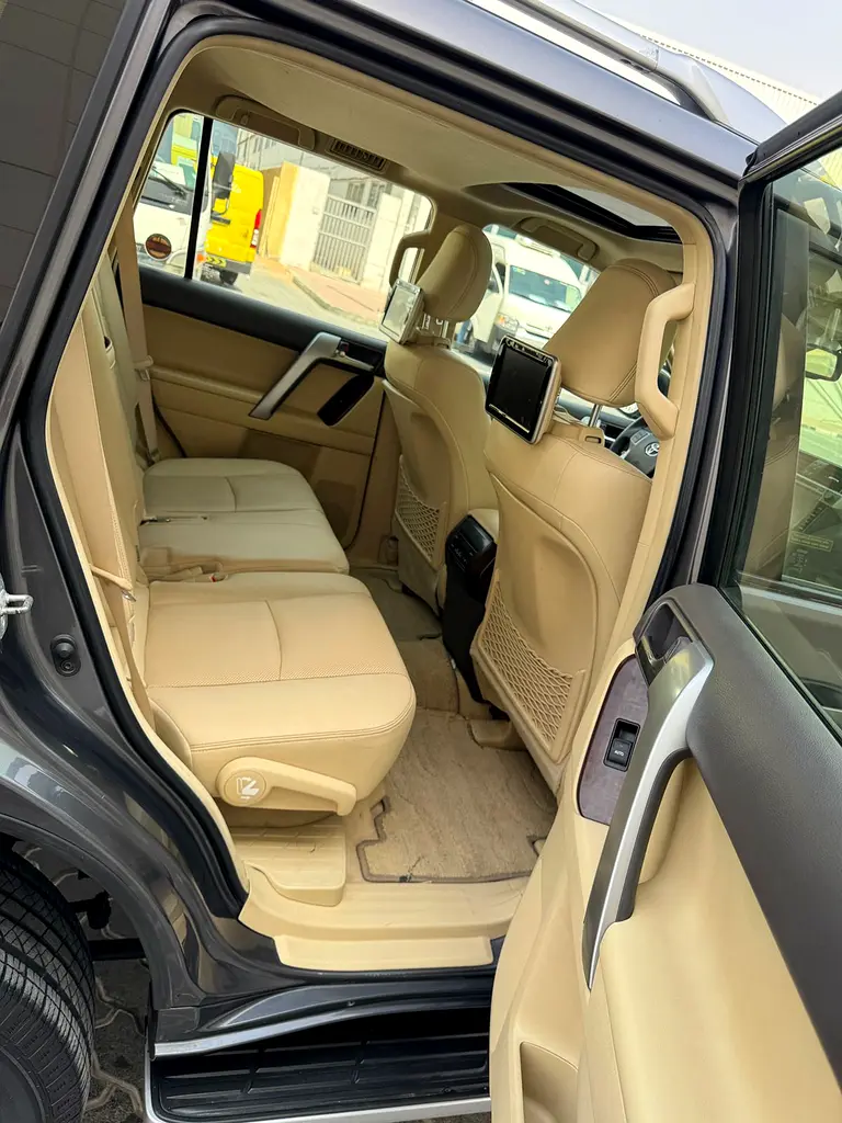 Toyota Prado // VXR // Gcc space // Model 2017 // No Accident // Good conditions - Image 7