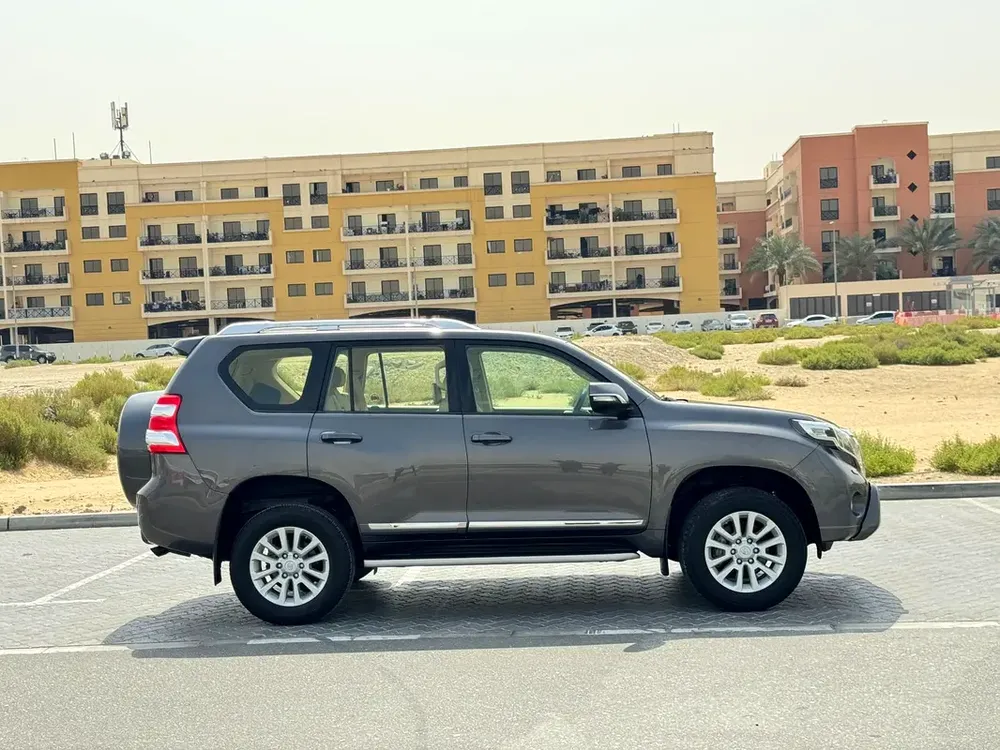Toyota Prado // VXR // Gcc space // Model 2017 // No Accident // Good conditions - Image 9
