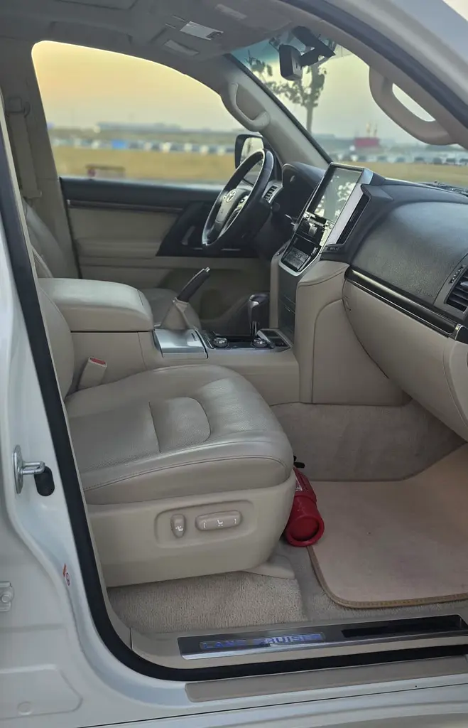 Toyota Land Cruiser GXR 2019 | GCC Specs | Well Maintained - Image 14