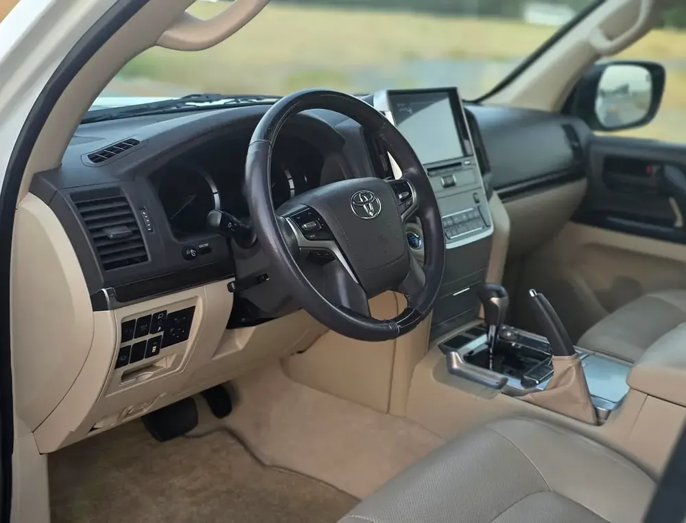 Toyota Land Cruiser GXR 2019 | GCC Specs | Well Maintained - Image 15