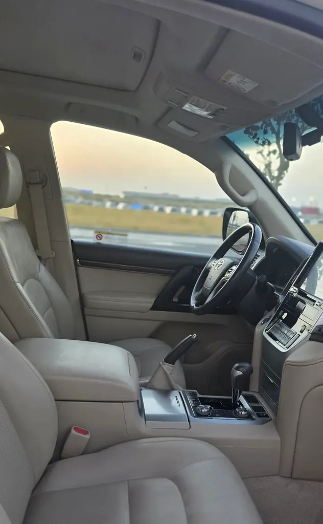 Toyota Land Cruiser GXR 2019 | GCC Specs | Well Maintained - Image 16