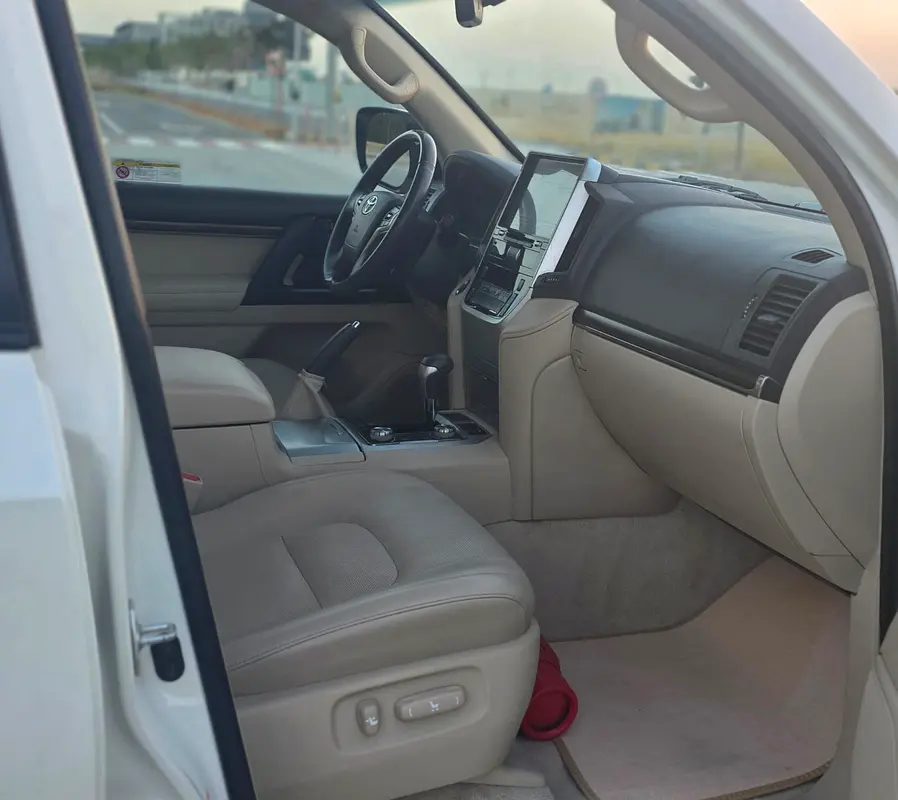 Toyota Land Cruiser GXR 2019 | GCC Specs | Well Maintained - Image 19