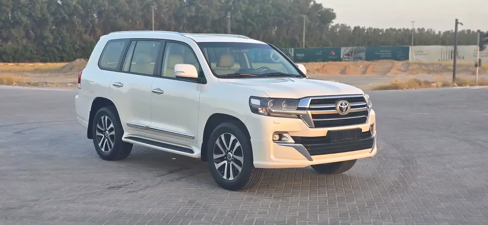 Toyota Land Cruiser GXR 2019 | GCC Specs | Well Maintained - Image 4