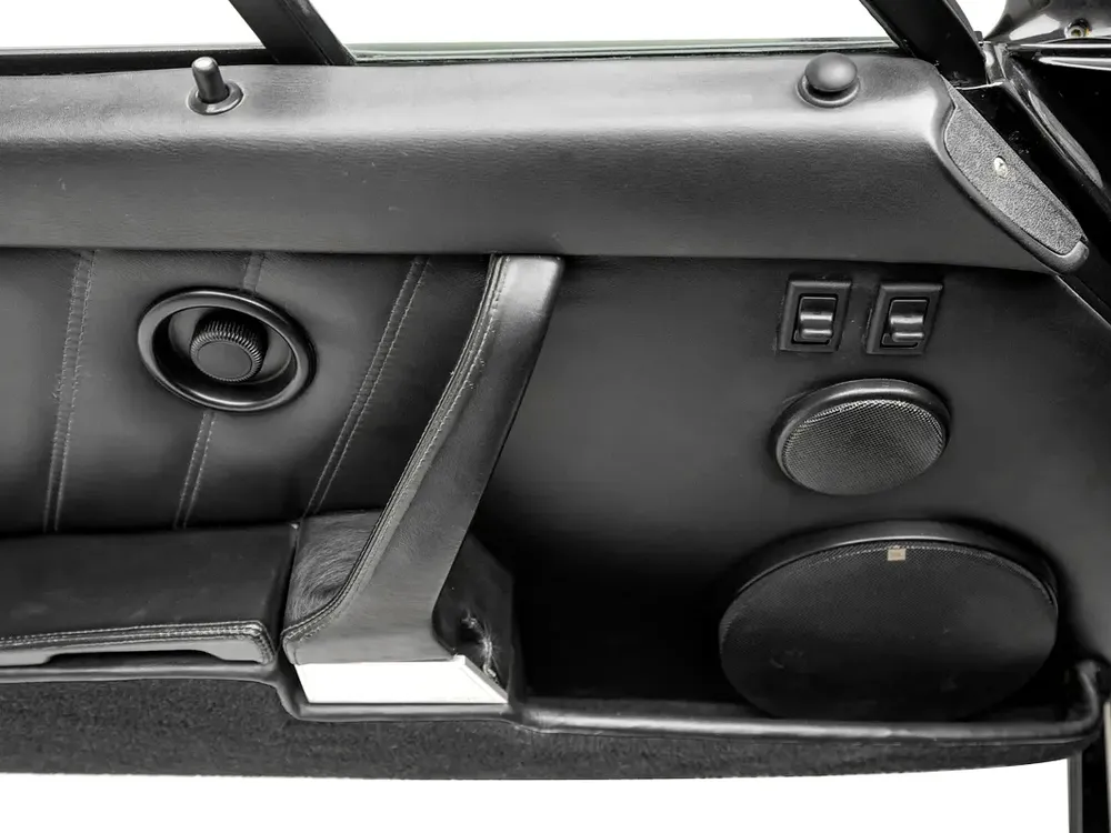1993 | Porsche  |964 Turbo (with Turbo S Factory Kit) Manual Transmission | GCC Spec - Image 17