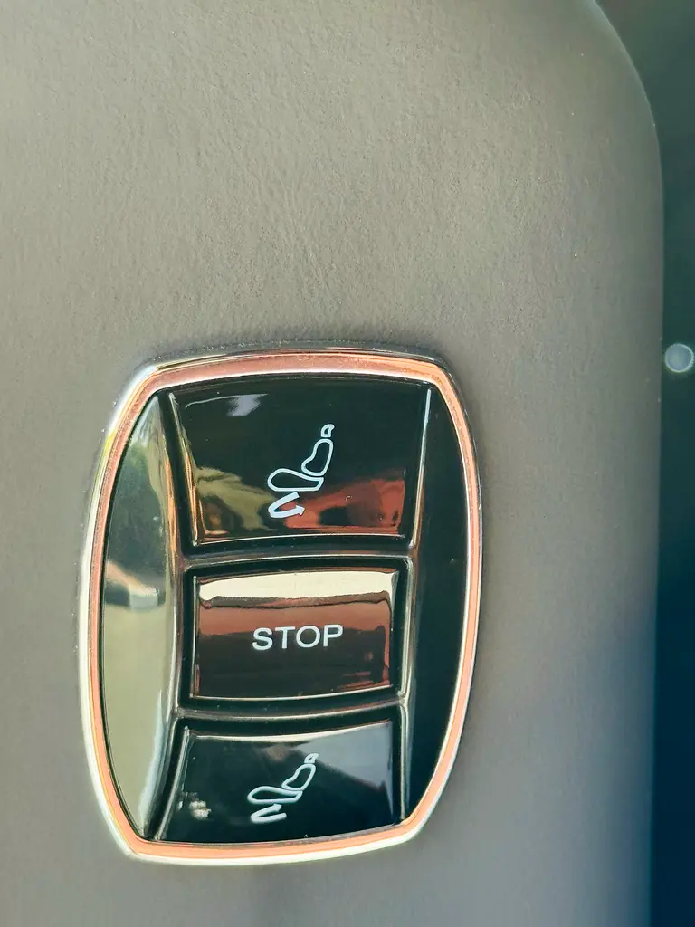 TOYOTA HIACE VIP 2025 AT GCC NEW CAR 0KM - Image 8