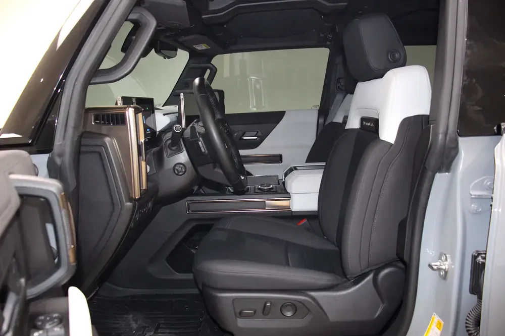 GMC Hummer EV 3X - GCC Specs - Brand New Including warranty and service - Image 5