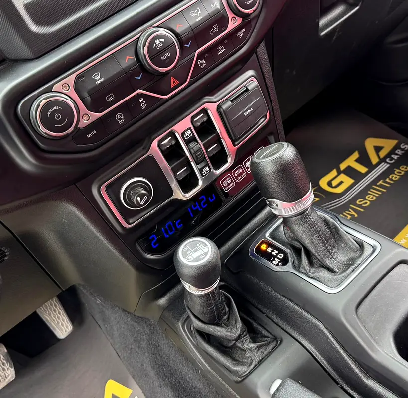 2021 Jeep Gladiator Sport, 2027 Jeep Warranty, Full Jeep Service History, Carbon Fiber Interior, GCC - Image 16