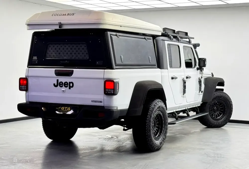 2021 Jeep Gladiator Sport, 2027 Jeep Warranty, Full Jeep Service History, Carbon Fiber Interior, GCC - Image 4