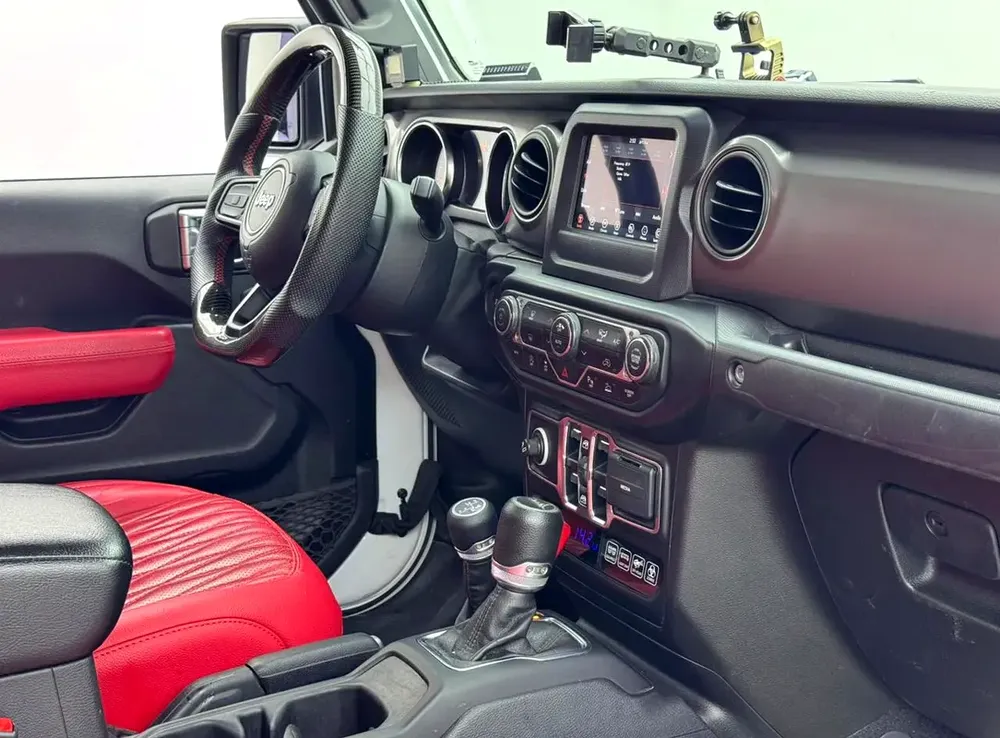 2021 Jeep Gladiator Sport, 2027 Jeep Warranty, Full Jeep Service History, Carbon Fiber Interior, GCC - Image 7