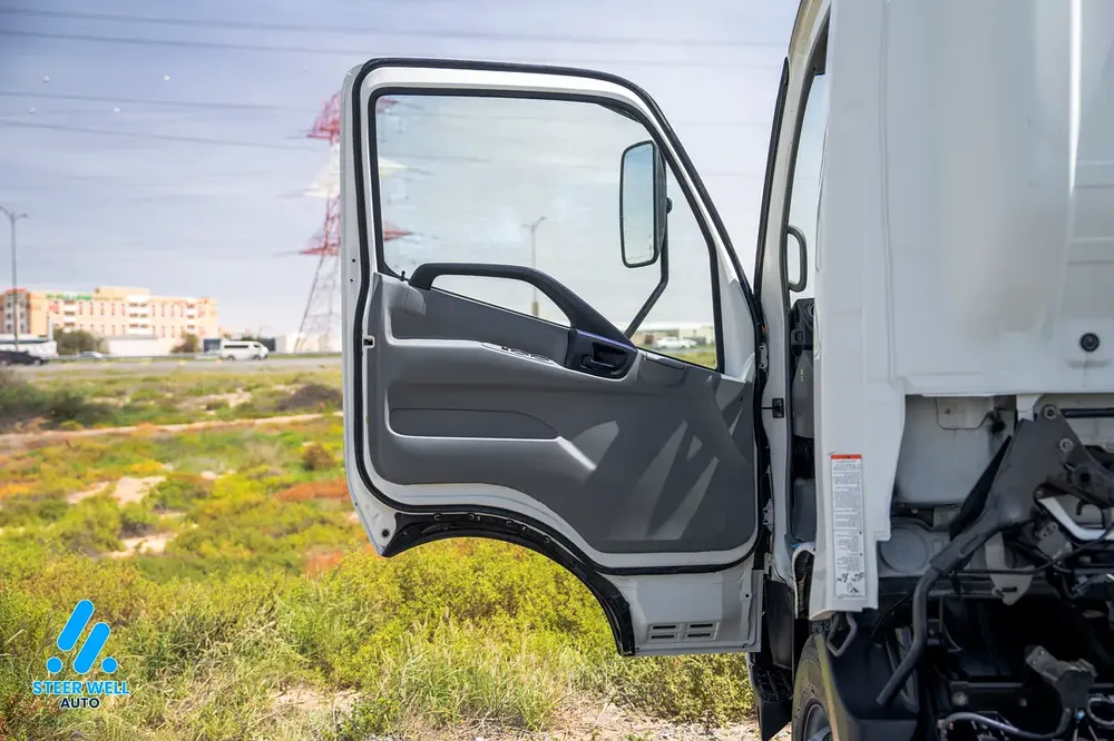 2020 Hino 300 Series 916 Bare Chassis - Diesel -GCC -Manual Transmission - Image 10