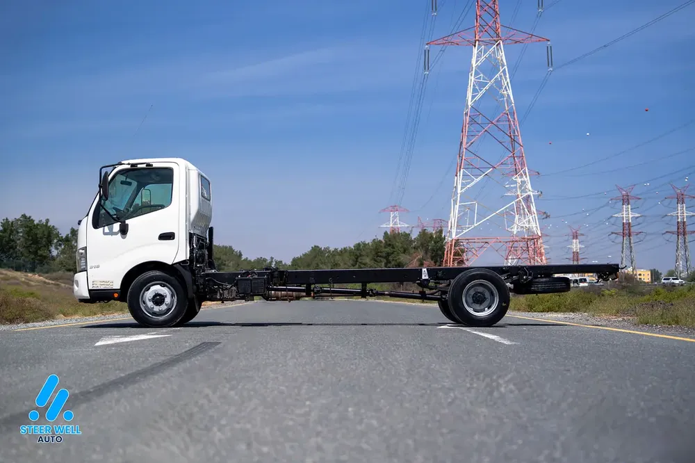 2020 Hino 300 Series 916 Bare Chassis - Diesel -GCC -Manual Transmission - Image 4