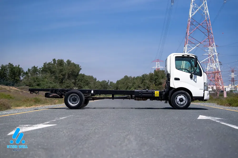 2020 Hino 300 Series 916 Bare Chassis - Diesel -GCC -Manual Transmission - Image 5