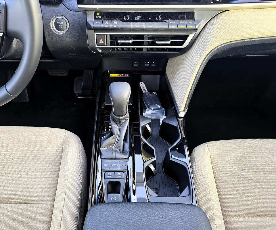 Toyota Camry LE 2.5L Hybrid A/T FWD Sedan GCC Silver color 2026 model - Image 18