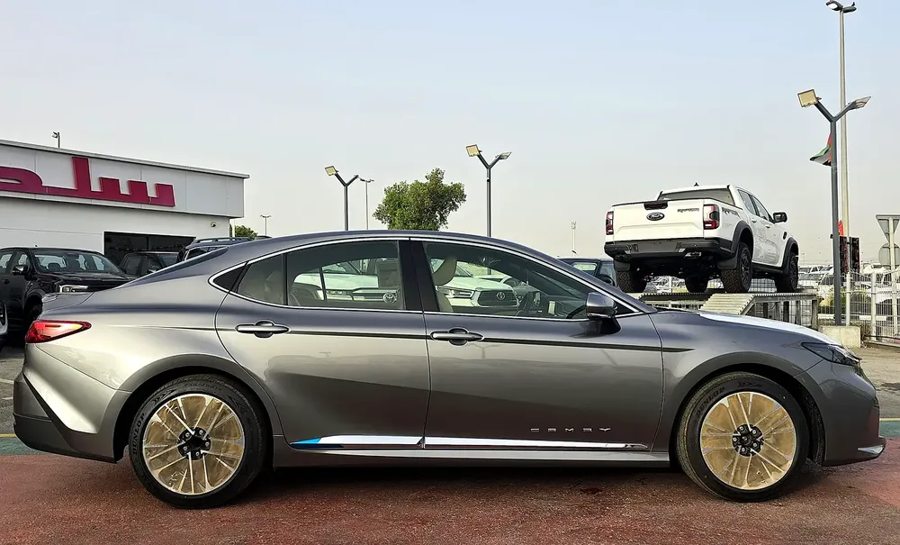 Toyota Camry LE 2.5L Hybrid A/T FWD Sedan GCC Silver color 2026 model - Image 4