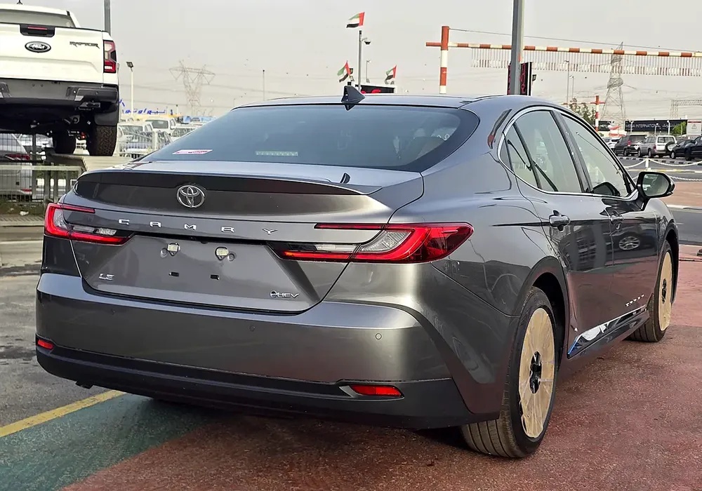 Toyota Camry LE 2.5L Hybrid A/T FWD Sedan GCC Silver color 2026 model - Image 5