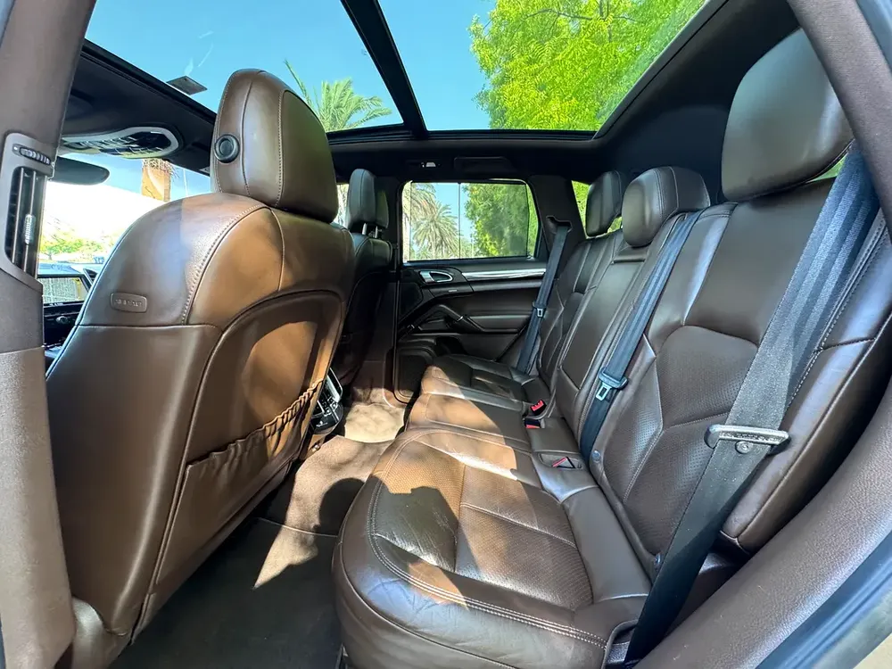 2016 Porsche Cayenne Standard - GCC Specs - Excellent Condition! - Image 11