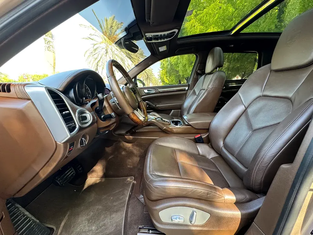 2016 Porsche Cayenne Standard - GCC Specs - Excellent Condition! - Image 17