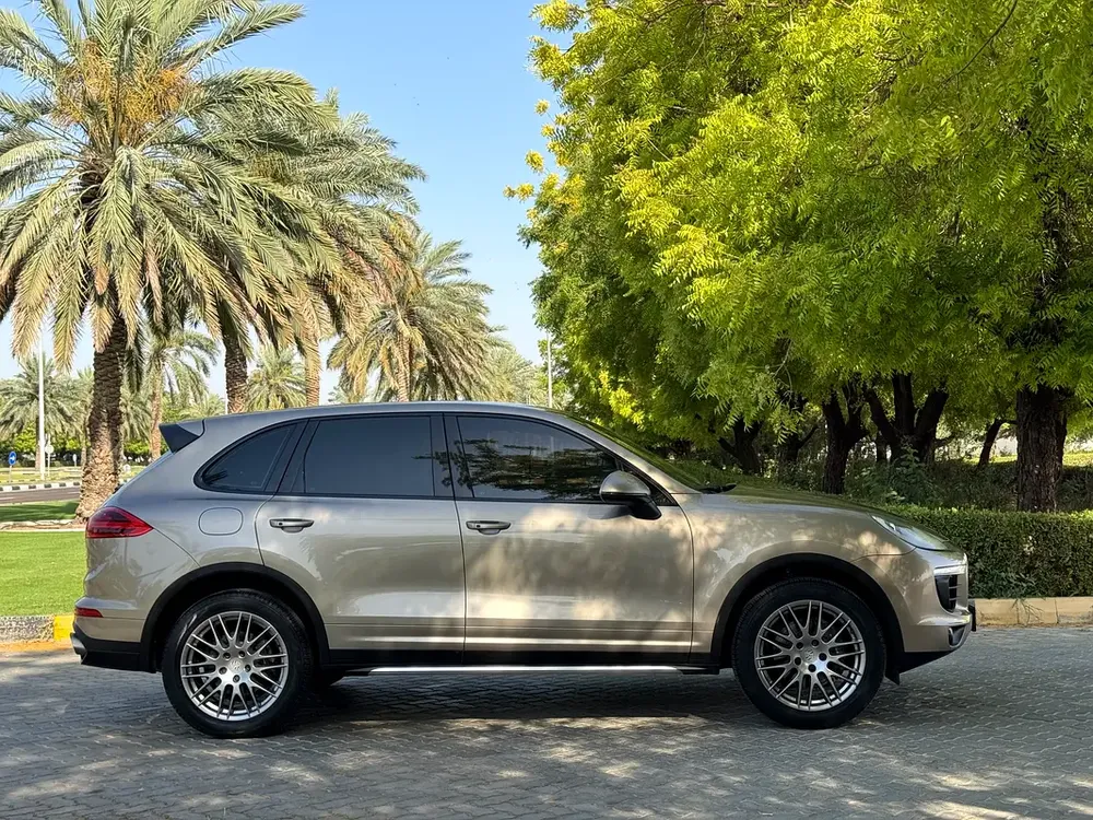 2016 Porsche Cayenne Standard - GCC Specs - Excellent Condition! - Image 9