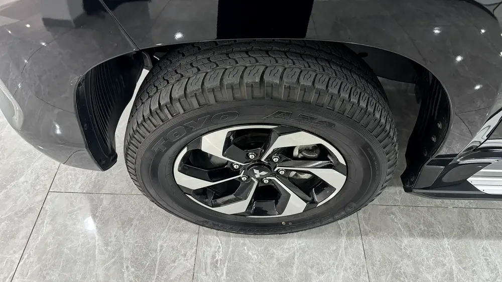 Mitsubishi Montero Sport GLS 4WD Top Line - Agency Warranty and Service Contract Included - Image 14