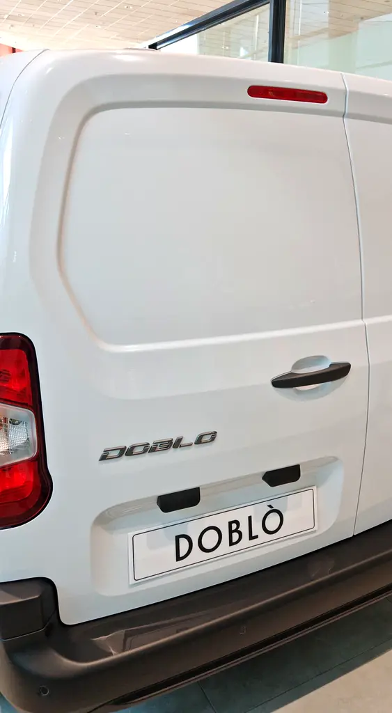 New 2025 Peugeot Partner Van - GCC Specs - Perfect for Your Business! - Image 4