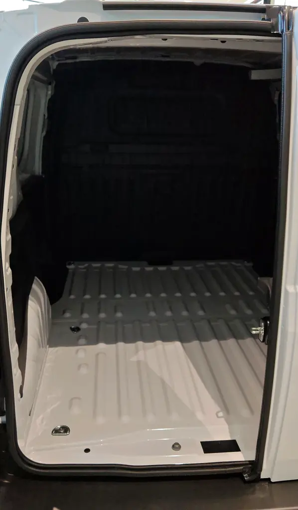 New 2025 Peugeot Partner Van - GCC Specs - Perfect for Your Business! - Image 7