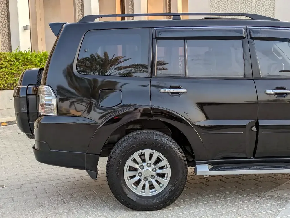 MITSUBISHI PAJERO 2015 GLS TOP FULL OPTION GCC V6 3.5L IN EXCELLENT CONDITION - Image 13