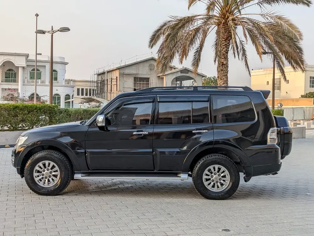 MITSUBISHI PAJERO 2015 GLS TOP FULL OPTION GCC V6 3.5L IN EXCELLENT CONDITION - Image 16