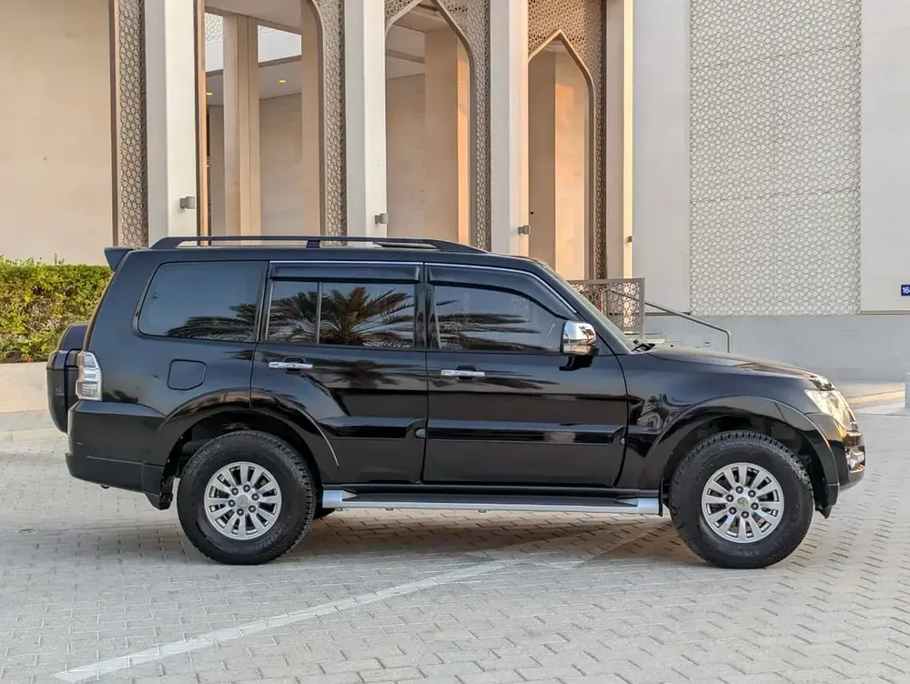 MITSUBISHI PAJERO 2015 GLS TOP FULL OPTION GCC V6 3.5L IN EXCELLENT CONDITION - Image 17