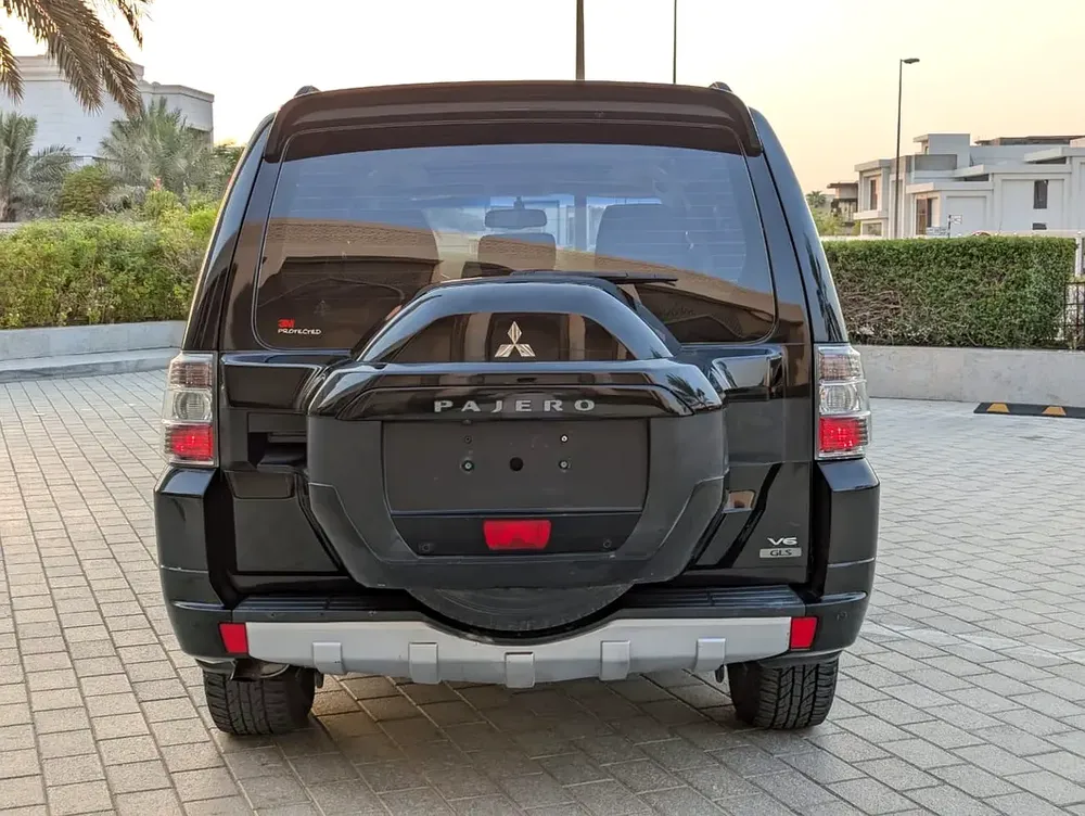 MITSUBISHI PAJERO 2015 GLS TOP FULL OPTION GCC V6 3.5L IN EXCELLENT CONDITION - Image 18