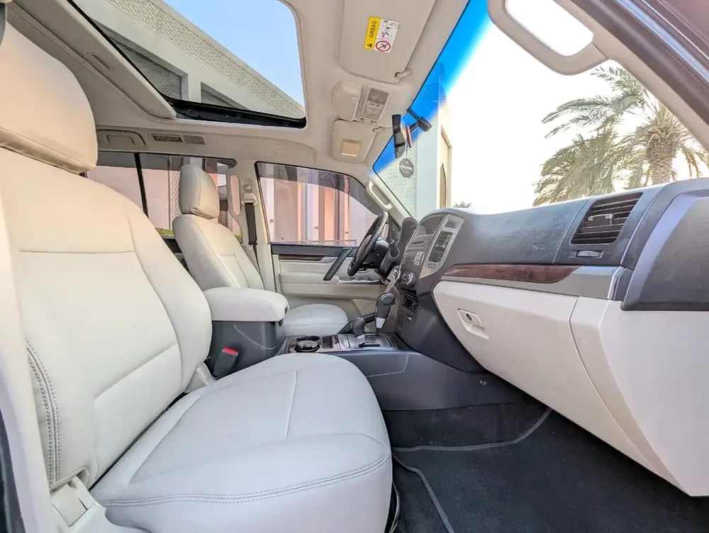 MITSUBISHI PAJERO 2015 GLS TOP FULL OPTION GCC V6 3.5L IN EXCELLENT CONDITION - Image 4