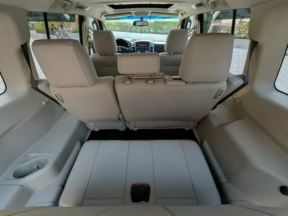 MITSUBISHI PAJERO 2015 GLS TOP FULL OPTION GCC V6 3.5L IN EXCELLENT CONDITION - Image 7