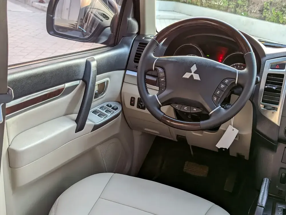 MITSUBISHI PAJERO 2015 GLS TOP FULL OPTION GCC V6 3.5L IN EXCELLENT CONDITION - Image 8