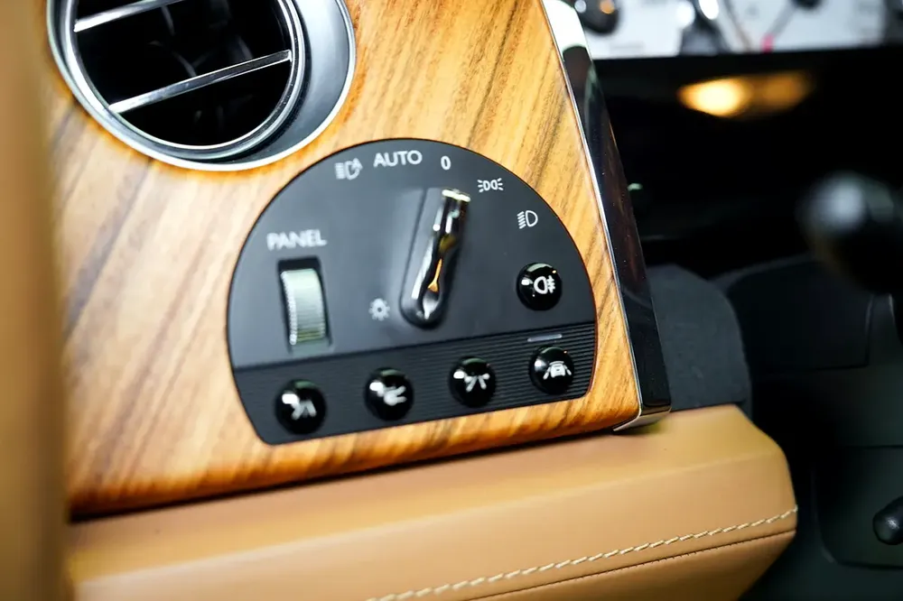 4 BUTTONS | WOOD TRIM INTERIOR | WARRANTY AVAILABLE | WRAITH - Image 6