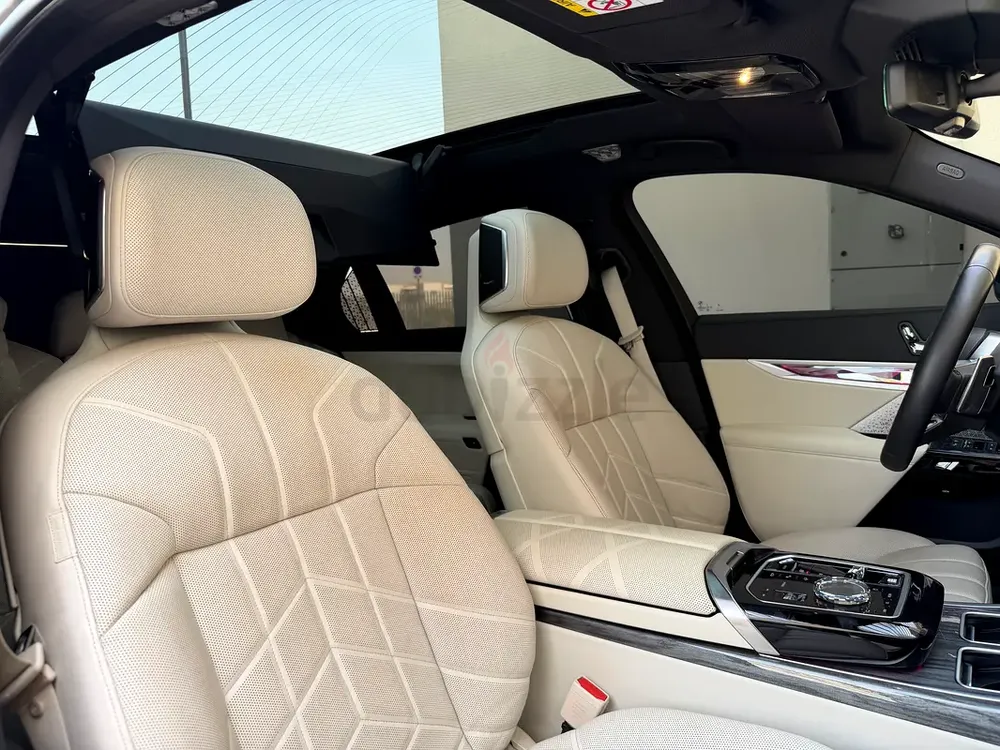 BMW 740i M Package Model 2023 GCC Under Warranty  Service Contract - Image 10