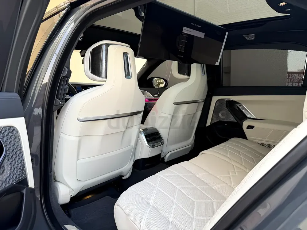 BMW 740i M Package Model 2023 GCC Under Warranty  Service Contract - Image 11