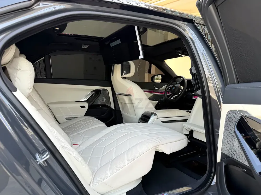 BMW 740i M Package Model 2023 GCC Under Warranty  Service Contract - Image 12