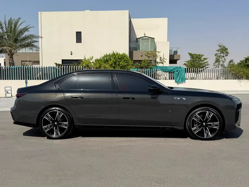 BMW 740i M Package Model 2023 GCC Under Warranty  Service Contract - Image 18
