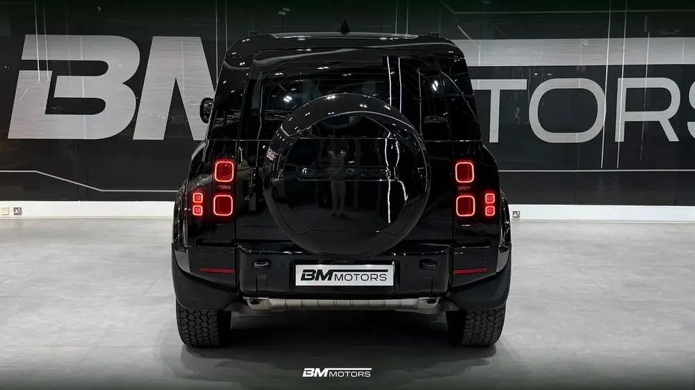 2023 Land Rover Defender 90 (P300) GCC Specs - Image 4