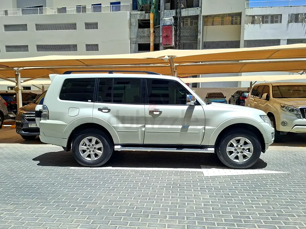 AED 1084/month | 2017 Mitsubishi Pajero GLS Top 5 Door | GCC Specs | Ref#469631 - Image 4