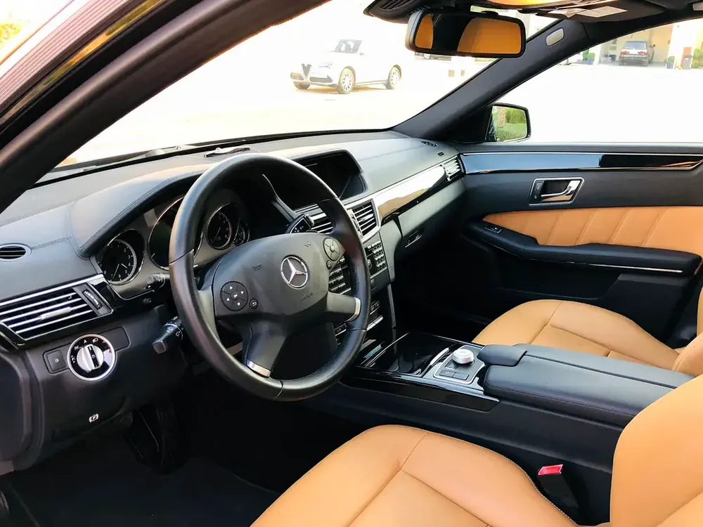 BRAND NEW CONDITIONS E300 //GCC Specs// FULL SERVICE HISTORY AT GARGASH UNTIL NOW//NOT TO BE MISSED - Image 4