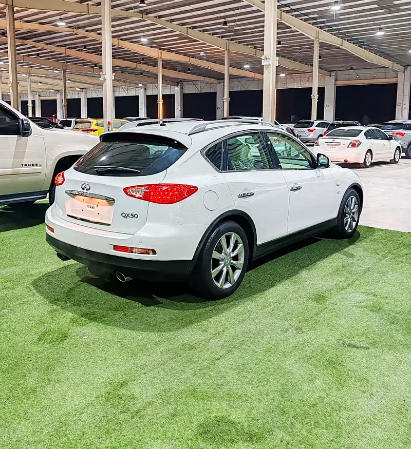 Infiniti QX50 Luxury 2015 GCC Specs excellent condition - Image 4