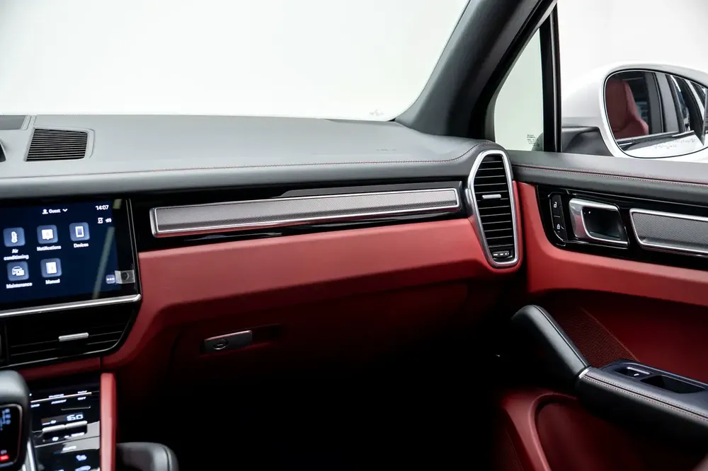 GCC SPECS AL NABOODAH WARRANTY - 2023 PORSCHE CAYENNE PLATINUM EDITION PANORAMIC ROOF - BOSE - Image 11