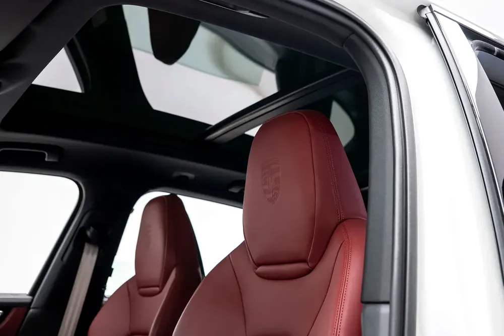 GCC SPECS AL NABOODAH WARRANTY - 2023 PORSCHE CAYENNE PLATINUM EDITION PANORAMIC ROOF - BOSE - Image 14