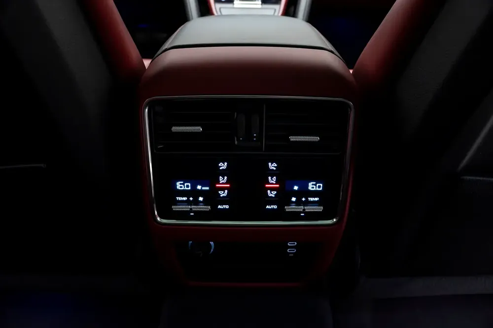 GCC SPECS AL NABOODAH WARRANTY - 2023 PORSCHE CAYENNE PLATINUM EDITION PANORAMIC ROOF - BOSE - Image 15