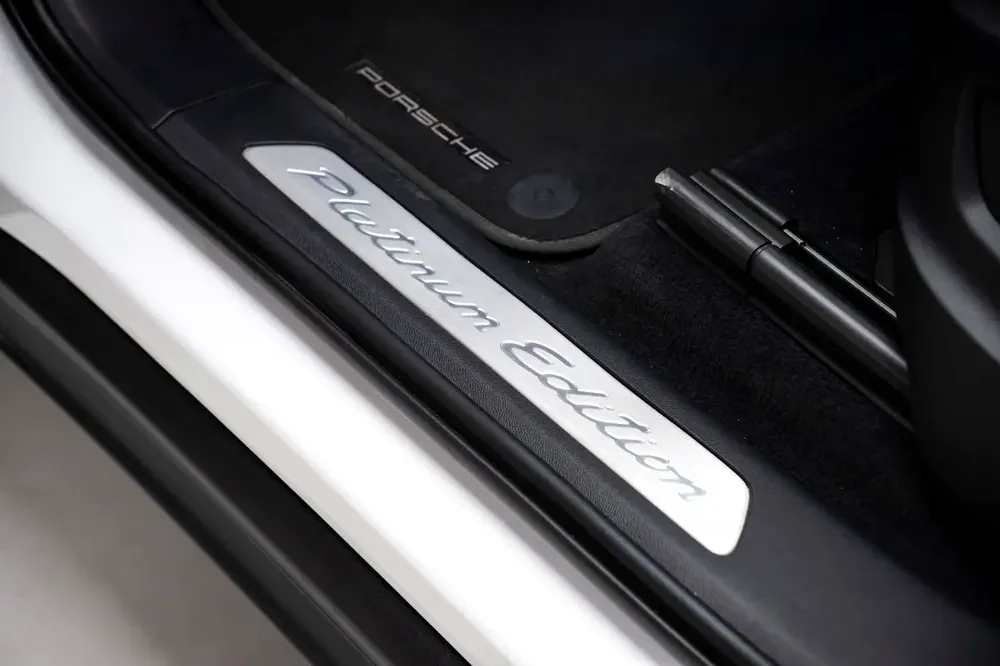 GCC SPECS AL NABOODAH WARRANTY - 2023 PORSCHE CAYENNE PLATINUM EDITION PANORAMIC ROOF - BOSE - Image 16