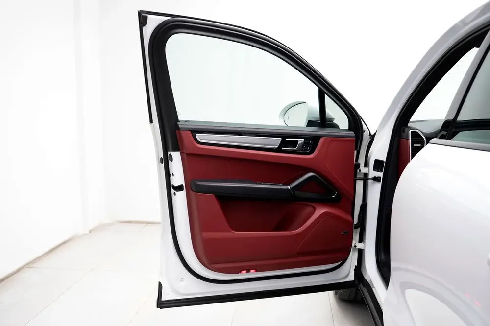 GCC SPECS AL NABOODAH WARRANTY - 2023 PORSCHE CAYENNE PLATINUM EDITION PANORAMIC ROOF - BOSE - Image 17