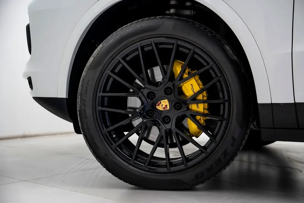 GCC SPECS AL NABOODAH WARRANTY - 2023 PORSCHE CAYENNE PLATINUM EDITION PANORAMIC ROOF - BOSE - Image 6