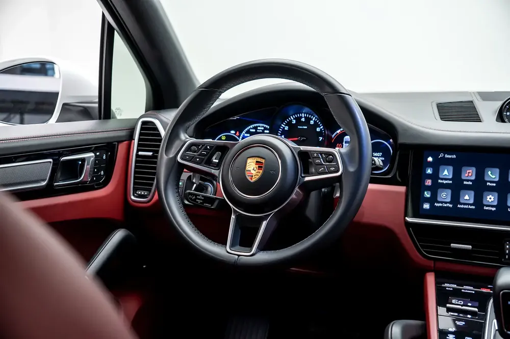 GCC SPECS AL NABOODAH WARRANTY - 2023 PORSCHE CAYENNE PLATINUM EDITION PANORAMIC ROOF - BOSE - Image 7