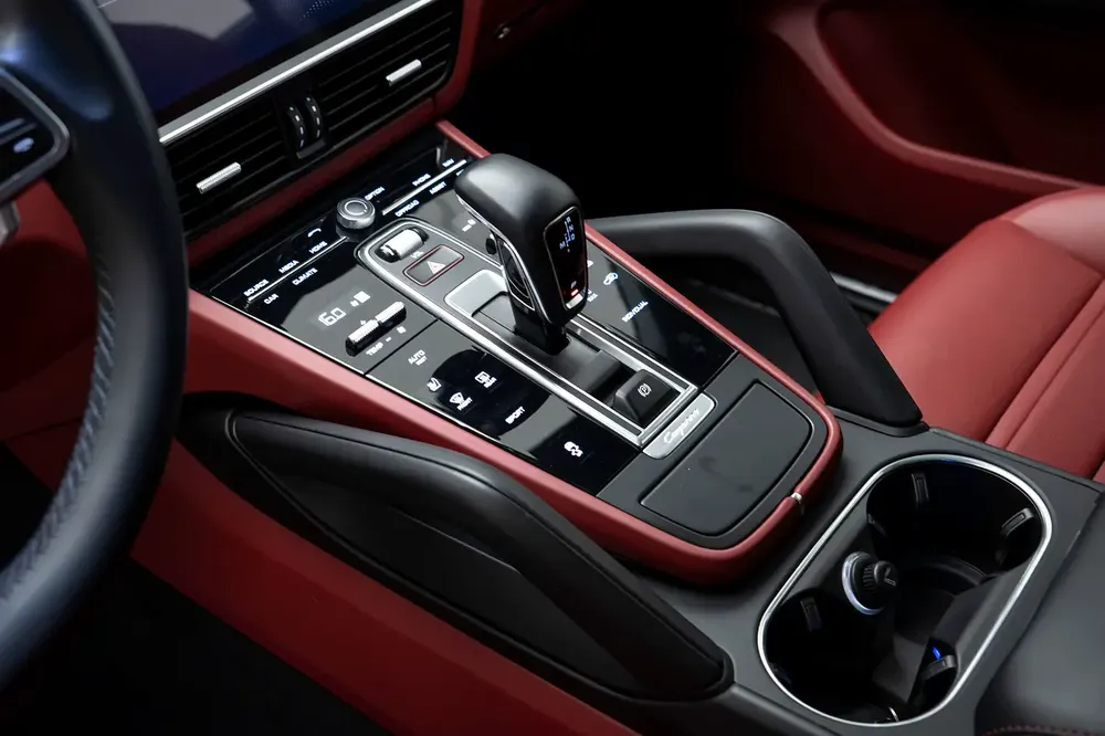 GCC SPECS AL NABOODAH WARRANTY - 2023 PORSCHE CAYENNE PLATINUM EDITION PANORAMIC ROOF - BOSE - Image 8
